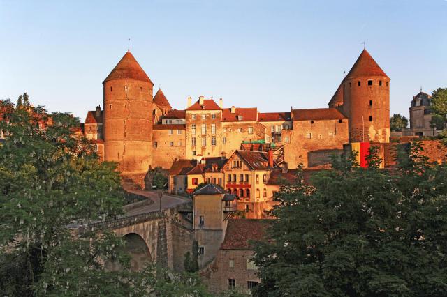 Le donjon de Semur-en-Auxois et le pont Joly sur l'Armançon, la tour de l'Orle-d'Or à gauche, la tour de la Gehenne à droite, derrière la…