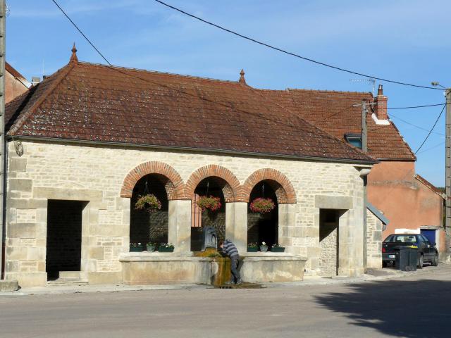 Commune d'Obtrée (Côte-d'Or, France), l'ancien lavoir du village.