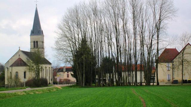 Entrée sud du village d'Obtréee (Côte-d'Or)