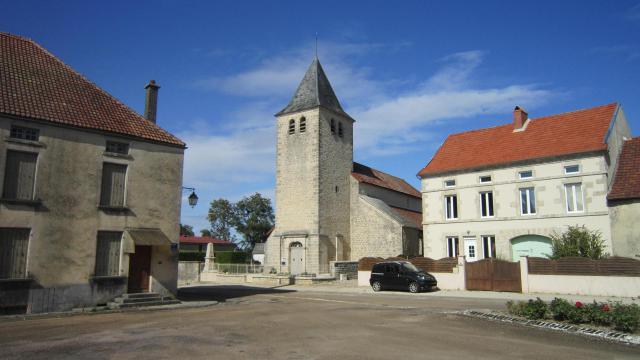 L'église et la place centrale de Marcenay (Côte-d'Or)