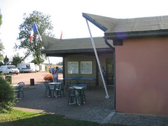 Ping-pong in the shade, at Marcenay campsite