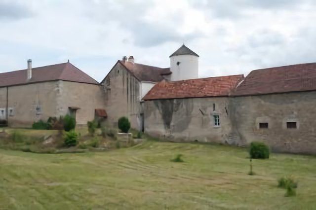 21 ASNIERES-EN-MONTAGNE - domaine agricole et son pigeonnier blanc -