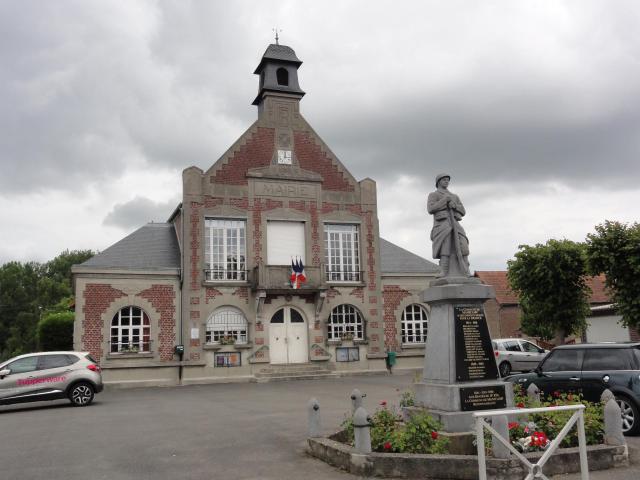 Manicamp (Aisne) mairie et monument aux morts