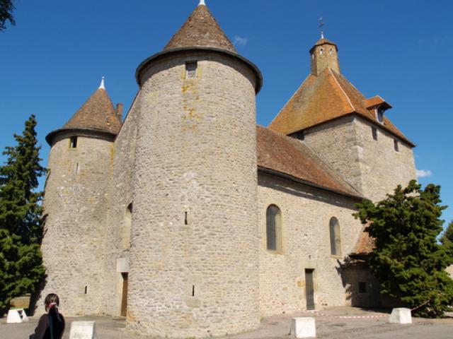 Manlay. Église fortifié Saint-Laurent.