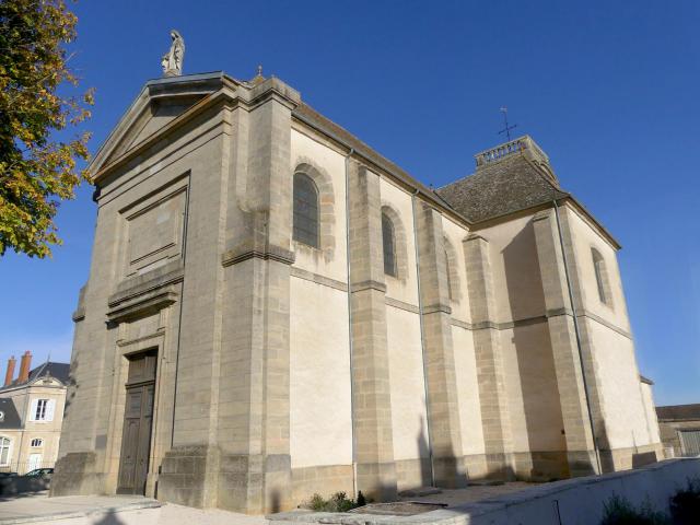 Vue de l'église Saint-Philippe-et-Saint-Jacques de Pommard, en Côte-d'Or.