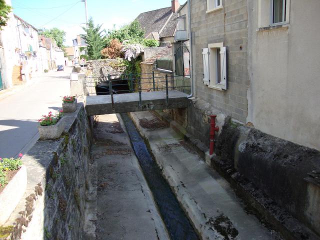 Avant-Dheune (river) at Pommard (Côte d'Or, Fr), a small side-river of the Dheune