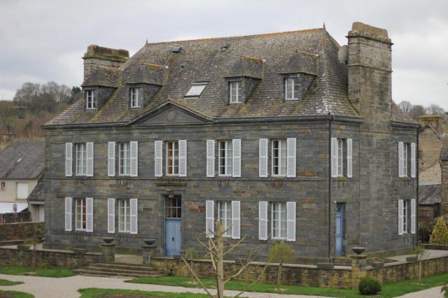 Mairie de Gouarec et ancien presbytère