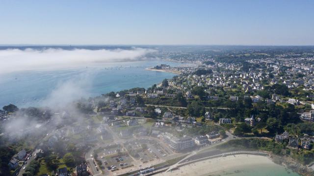 Vue aérienne de la plage de Trestrignel, on distingue au fond le port de Perros-Guirec