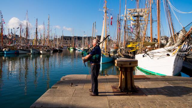 Un homme joue cornemuse côté de Cabestan, pendant le festival Celtic-Maritime internationale "Festival du chant de marin" à Paimpol…