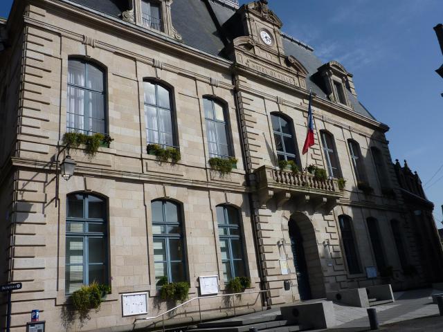 Hôtel de ville de Saint-Brieuc depuis la place du Général-de-Gaulle.