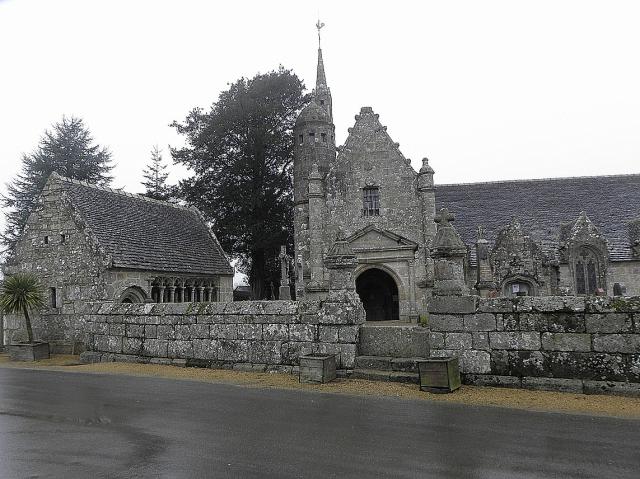 Vue méridionale de l'église Saint-Sylvestre de Plouzélambre (22).