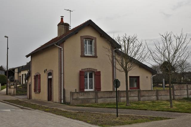 Ancienne gare de Trémorel, sur la ligne de Saint-Méen à Loudéac.