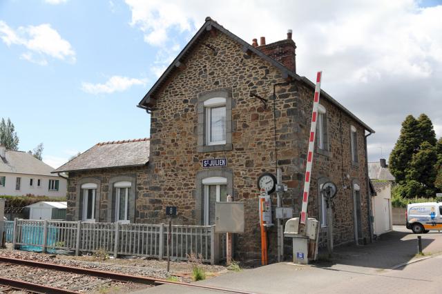 Vue de l'ancien bâtiment-voyageurs (également maison de PN) de la gare de Saint-Julien (Côtes d'Armor) en juin 2012, Bretagne, France.