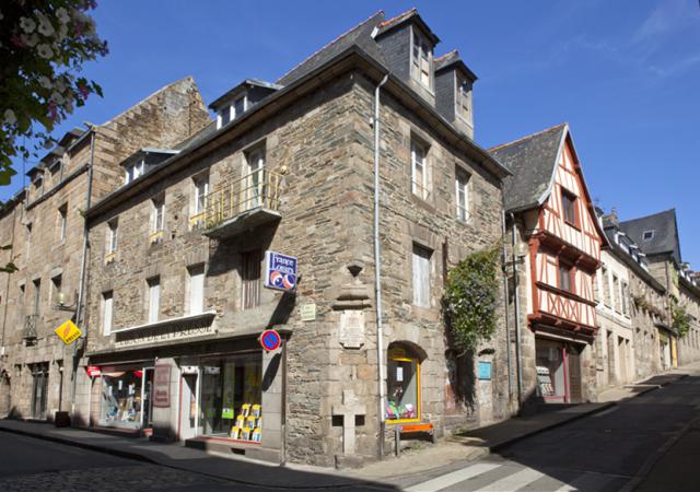 Lieu où mourut le chevalier de Pont-Blanc en 1346 et plaque commémorative.