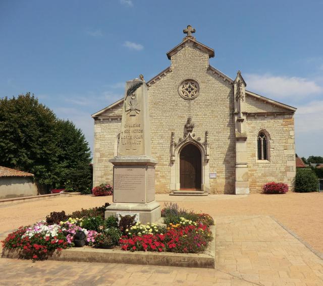 Monument aux morts de Chaleins et église.