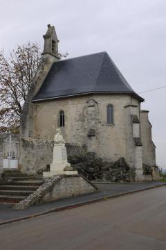 Le monument aux morts et l'église de Mont-Saint-Martin (Aisne)