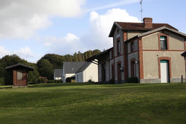 L'ancienne gare de Plouguernével, transformée en logements.