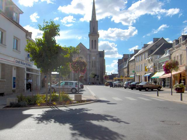 La Place Duguesclin, à Broons.