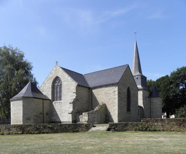 Église Saint-Pierre sise au Vieux-Bourg de Plouguenast (22). Chevet et flanc nord.