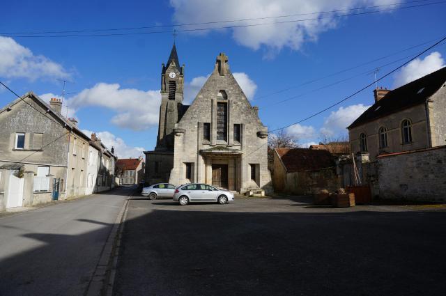 L'église et la place de la Mairie.