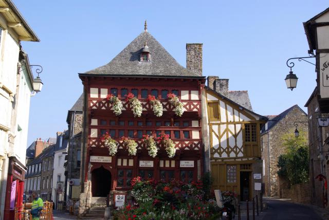 Lamballe in der Bretagne in Frankreich. Das Foto zeigt das Museum, im Rücken ist der Marktplatz (geotags in den EXIF-Daten).
