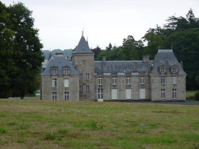 Château regroupant divers éléments construits du 15ème siècle au 19ème siècle.