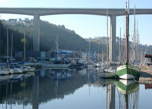 Vue du bassin à flot au Légué ( au fond le viaduc enjambant le Gouët)