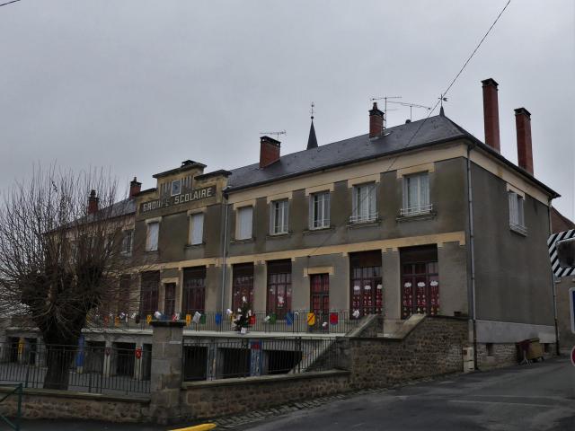 Le groupe scolaire de Chénérailles, Creuse, France.