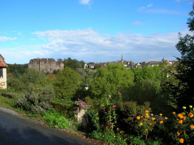 Vue de Gouby sur Boussac et le chateau - octobre2005