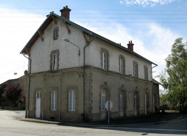 Dun-le-Palestel (Creuse, France) - L'ancienne gare, dont les murs portent encore l'ancien nom de la commune : "Dun-le-Palleteau". . .