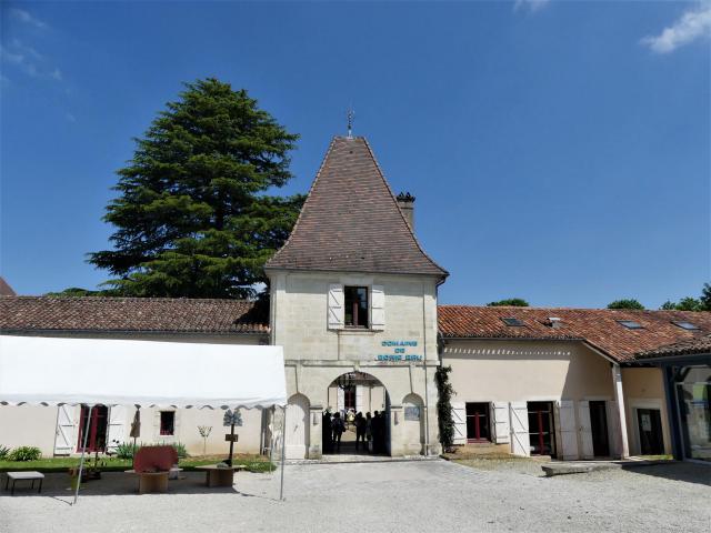 L'entrée du château de Borie Brut, Champcevinel, Dordogne, France.