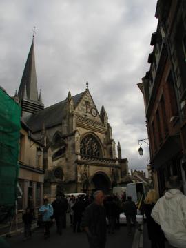 Liesse ND: la basilique vue un jour de foire