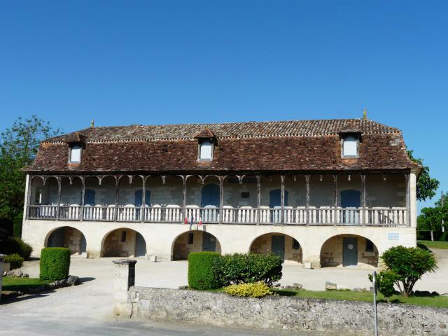 Transformé en mairie, l'ancien presbytère de Saint-Front-de-Pradoux, Dordogne, France. Vue prise depuis l'est.