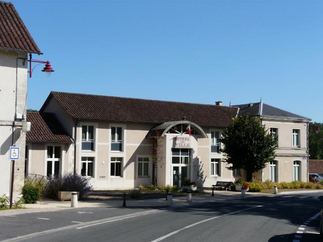 L'hôtel de ville de Château-l'Évêque, Dordogne, France.