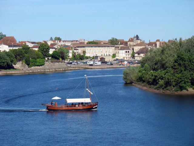Gabare sur la rivière Dordogne à Bergerac. Auteur : Monster1000 France, mai 2006