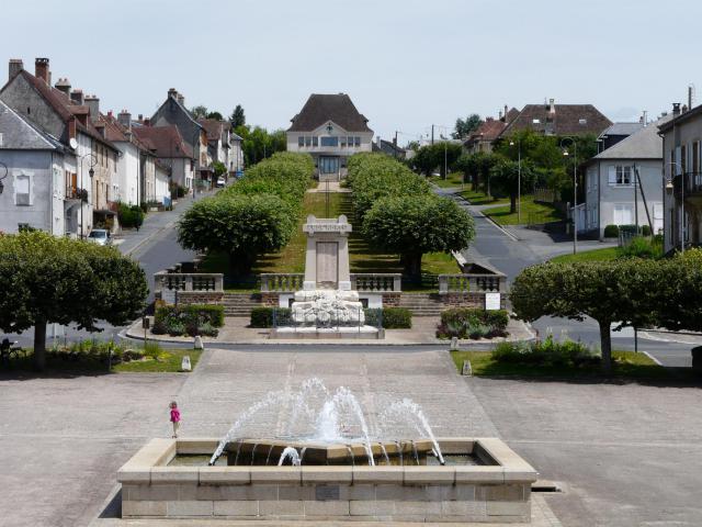 L'esplanade située devant le château de Jumilhac, Jumilhac-le-Grand, Dordogne, France. Au fond, la mairie.