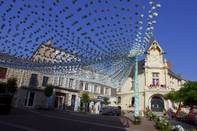 La mairie de Piégut-Pluviers lors de la félibrée 2012
