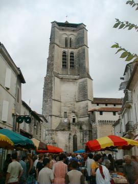 Le marché de Saint-Astier au pied de son grand clocher.
