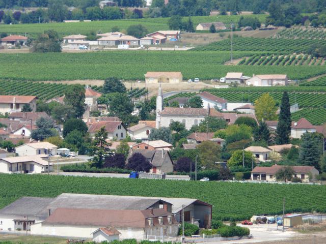 Le village de Saint-Laurent-des-Vignes, Dordogne, France. Vue prise depuis la route départementale 17.