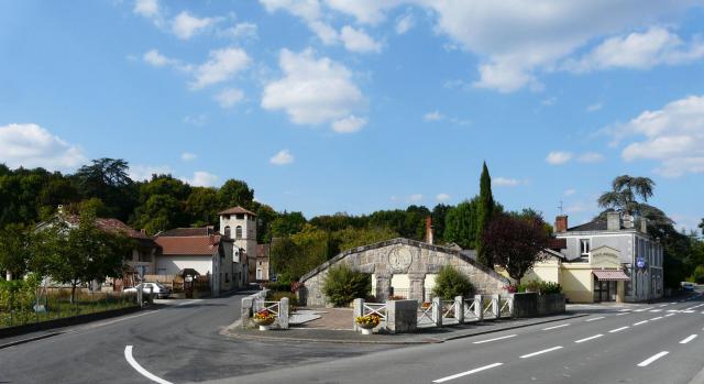 Le bourg de Sarliac-sur-l'Isle, Dordogne, France