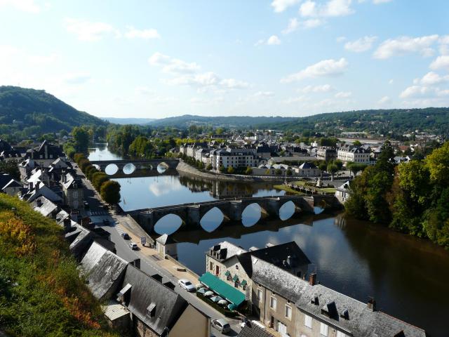 La Vézère dans sa traversée de Terrasson, Terrasson-Lavilledieu, Dordogne, France.