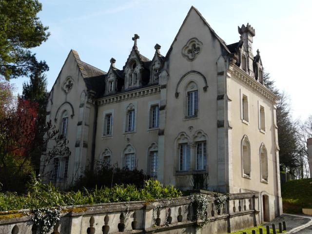 L'ancien couvent de Notre-Dame-de-Sanilhac vu du nord, Dordogne, France.