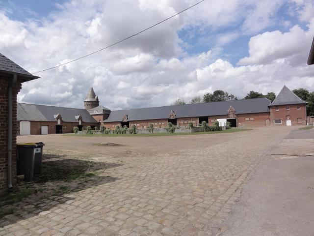 Douchy (Aisne) manoir, cour intérieur avec pigeonnier