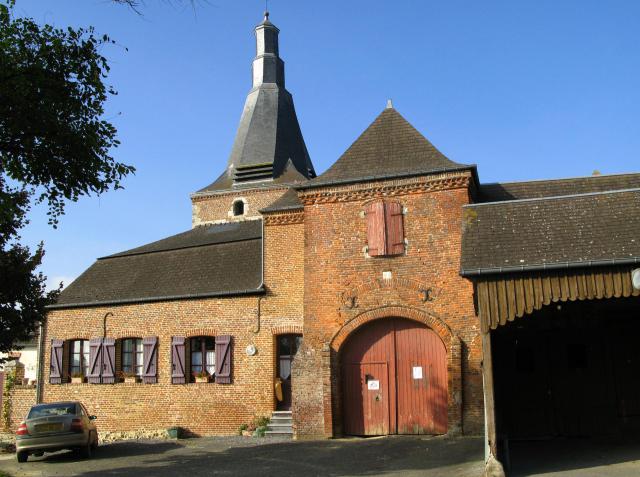 Dohis (Aisne, France) - L'église fortifiée et l'entrée du cimetière.
