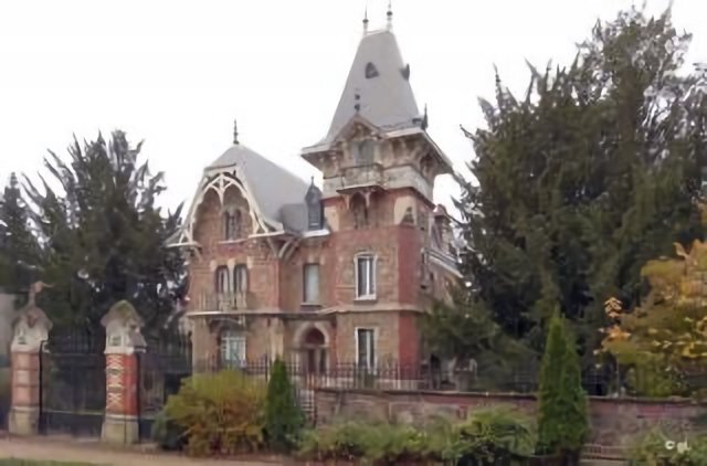 Château-Thierry - Demeure de 1870 (sur l'avenue de la gare) ayant servi au tournage du film Tatie Danielle.