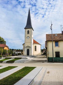 Le temple de Voujeaucourt, vu du parvis de l'église. Doubs
