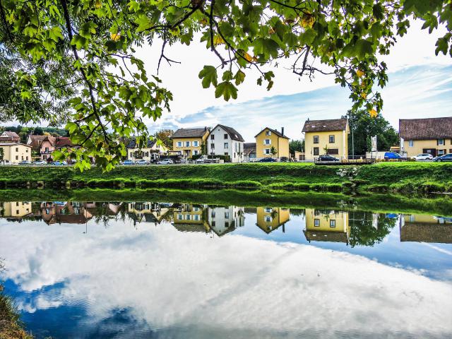 Derrière la rivière Doubs, au premier plan, le village de Voujeaucourt, vu du parc de loisirs. Doubs