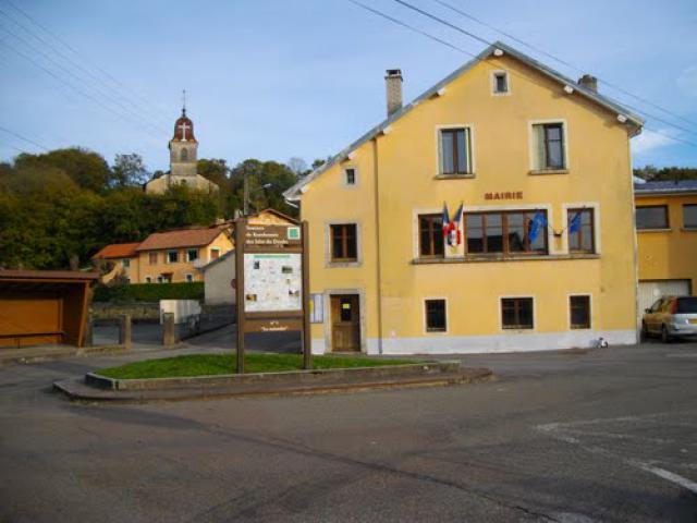 Mairie et église au deuxième plan