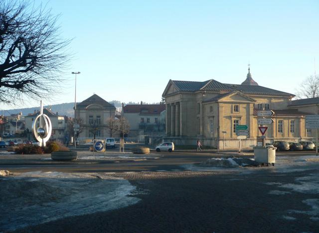Tribunal de Pontarlier, et oeuvre " Disque ailé " de 1998 du sculpteur Paul Gonez (à gauche)