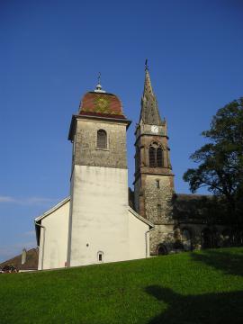 Türme der lutherischen Alten Kirche (Vieille église; links) und der neuen lutherischen Kirche (Temple luthérien; rechts) in Seloncourt